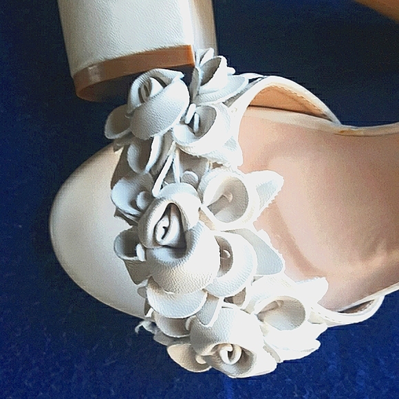 Ivory Rosette Wedding Heels Sz 6 - Picture 5 of 5